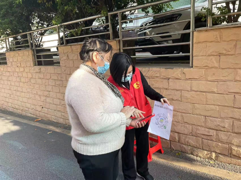 协助年老居民完成核酸扫码及认证工作 (2).jpg