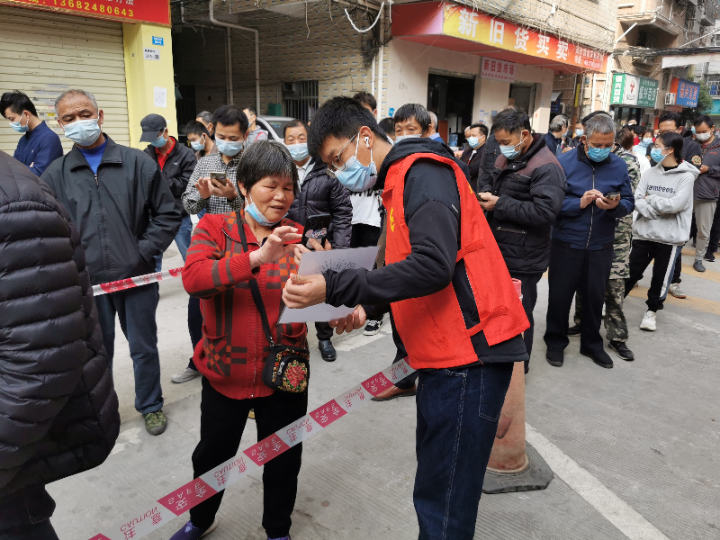 协助年老居民完成核酸扫码及认证工作.jpg