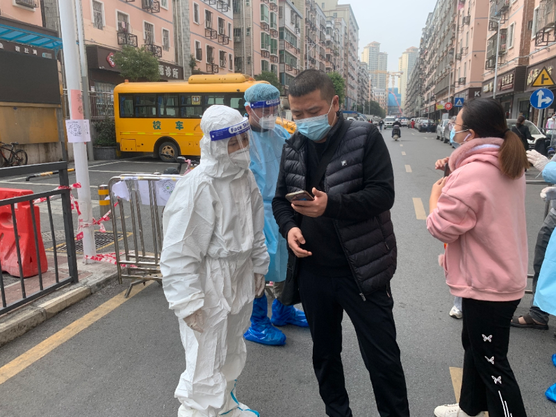志愿者们协助社区开展大规模核酸检测工作2.jpg