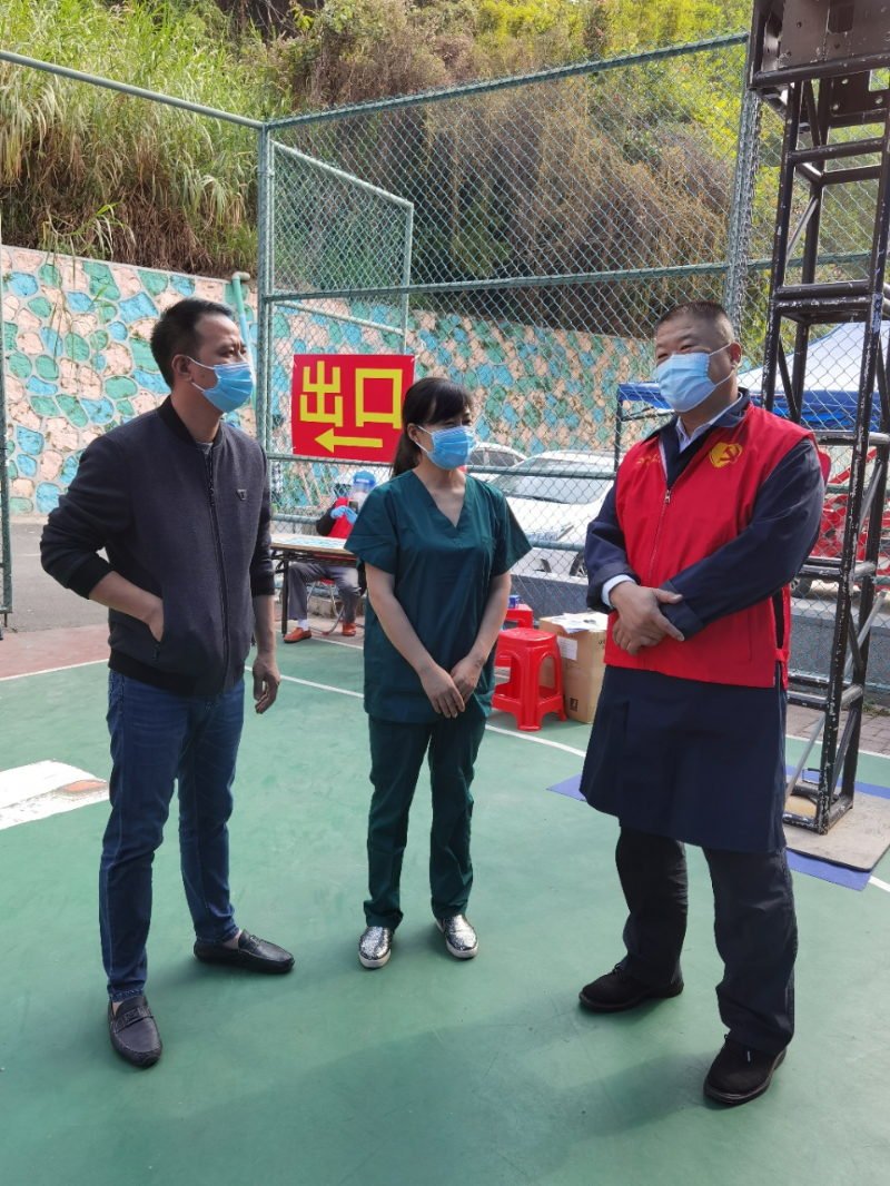 局党组成员、局直属机关党委书记、二级巡视员胡晓清同志的带领赴坂田街道各社区开展志愿服务工作.jpg